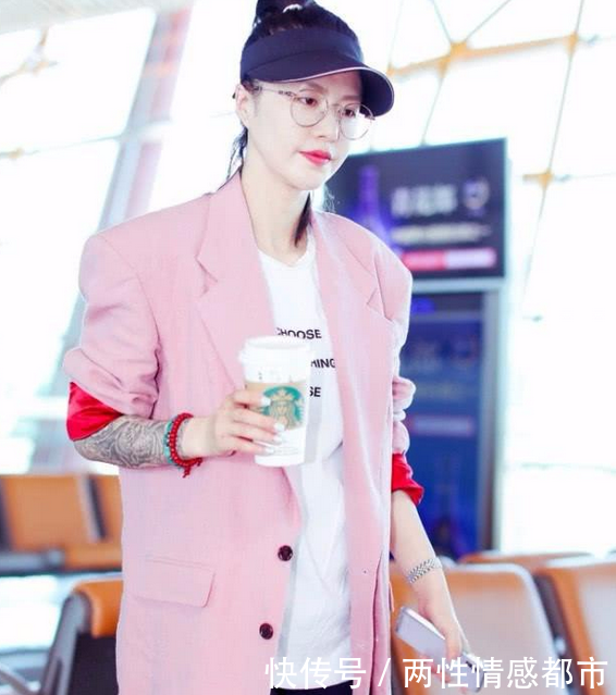 谭维维和景甜真大胆，穿安全裤就出门大长腿瞩目，网友：不如不穿