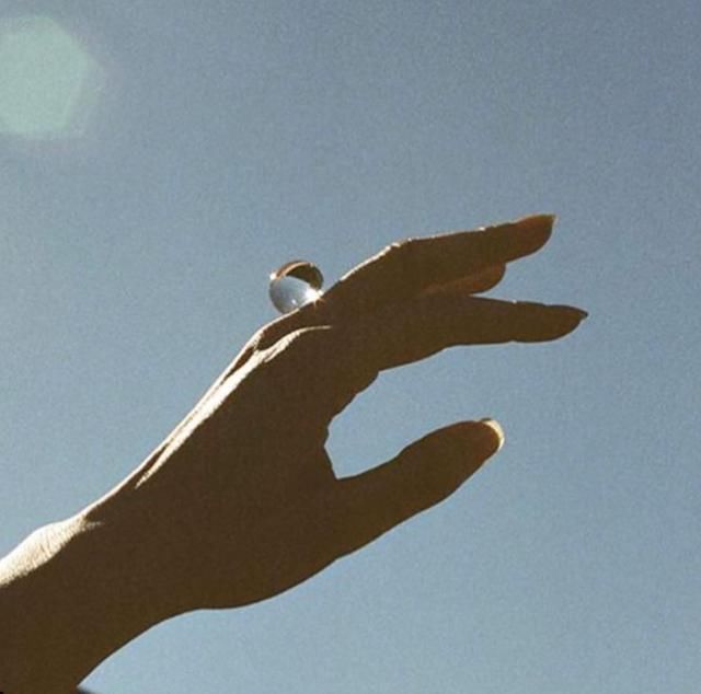 101女孩的少女感，原来靠这些“塑料”单品就能get？