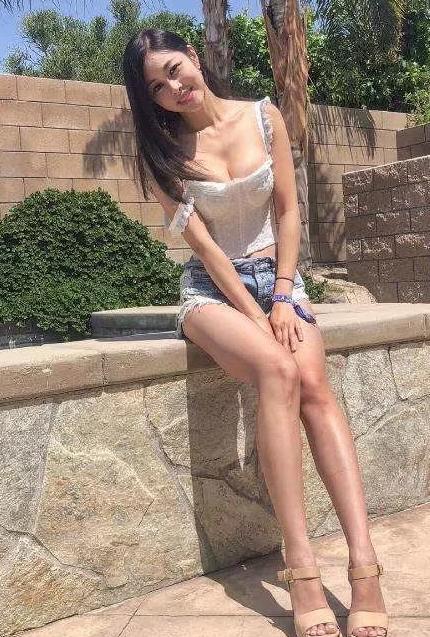 甜美动人的紧身裙小姐姐，肤白貌美，搭配丝袜更能绽放女性魅力