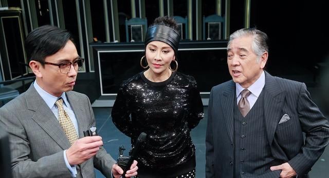 这是刘嘉玲吗?黑色发带配波点紧身裤，比小姑娘还会穿!