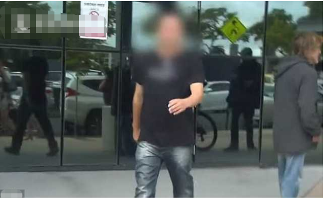 女儿鞋带没系好，发怒父亲狠狠咬她脸 出庭称“大脑冻住了”