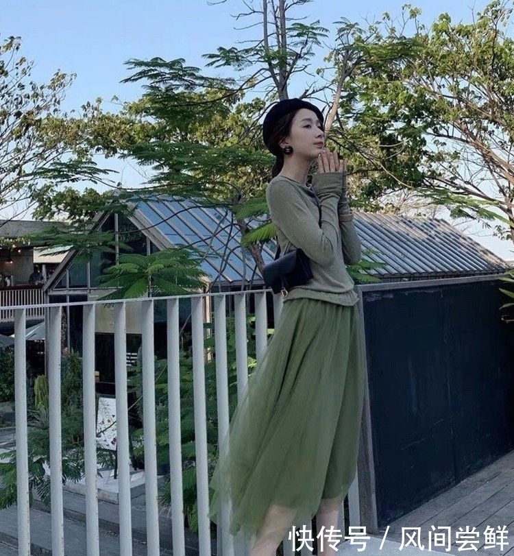 皮肤很|街拍:小姐姐身穿白色长裙,样子非常可爱,很有少女范
