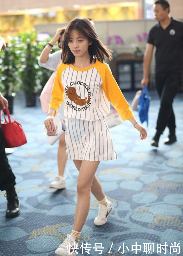 鞠婧祎红T配短裙现身,大长腿藏不住,网友:谁说她腿短了?!