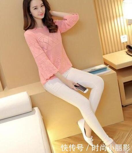 窈窕多姿的牛仔裤美女，身材曲线相当完美，看起来十分“养眼”