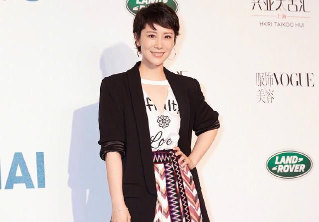 海清出席活动亮点满满，黑西装和领口的镂空，都没这条印花裙抢镜