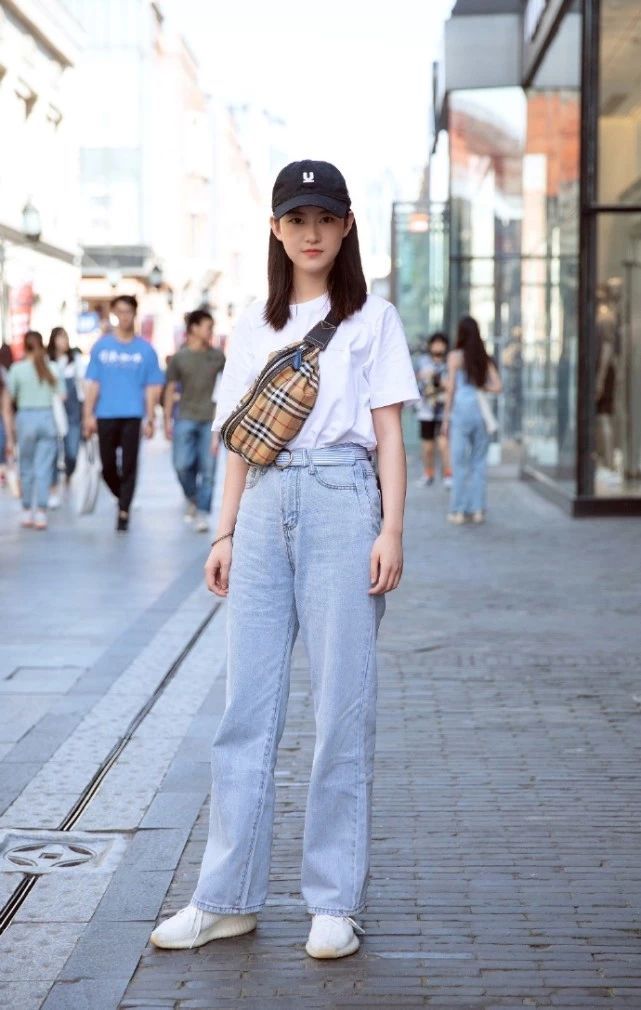  「感觉」街拍：阔腿牛仔裤到绿色中袖，看起来街头风十足的感觉