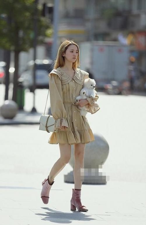  『美女』美女脚上踩着一双粉色丝绒的高跟靴子，简单又洋气