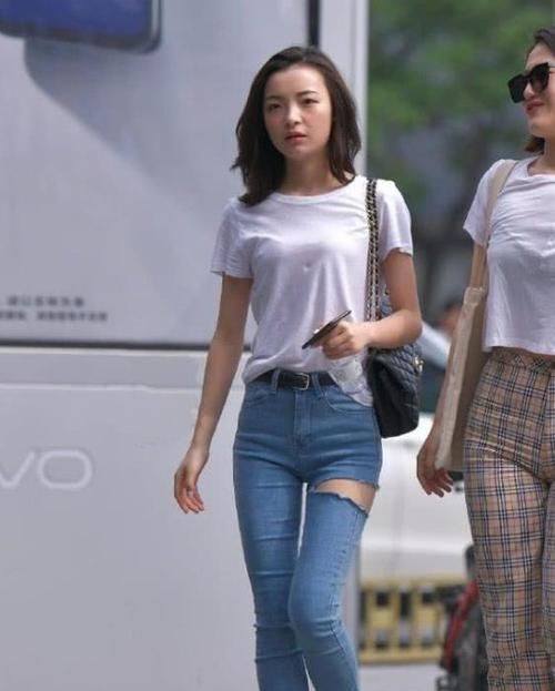  『笑嫣然』养眼女神街拍：语笑嫣然的美女，一件白色上衣配牛仔短裙，时尚青春靓丽美