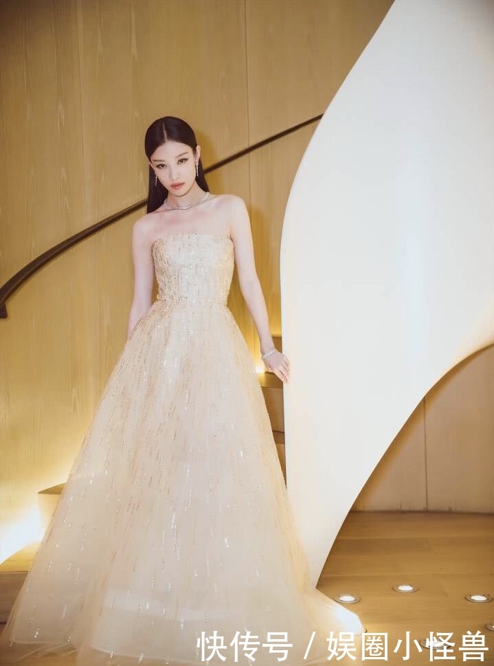 倪妮穿着抹胸裙秀身材，瘦到胸前骨突出，网友：真心疼！