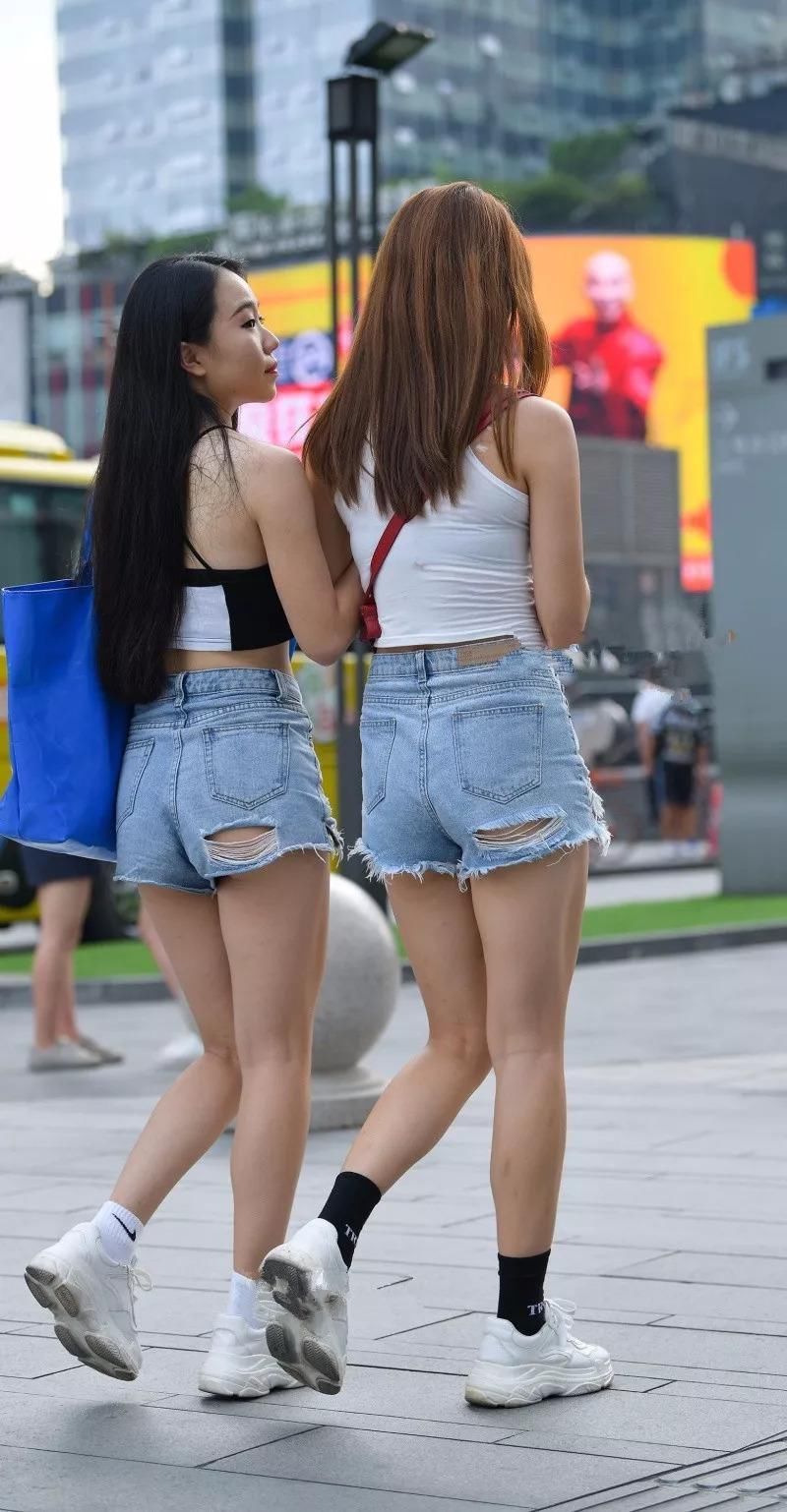 无袖背心已经很美，配上三分热裤，就更美得无法形容
