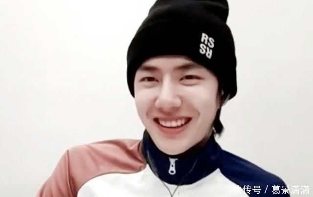 「打通」何炅宅家打通厨艺任督二脉 ,做泡面饼获赞,明星在家也这么会穿