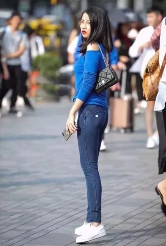 清新小姐姐身材高挑修长,紧身牛仔绷出窈窕身姿,萌萌哒的长相超