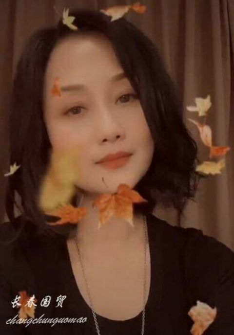 如今:她17岁模特身份出道,曾是内地最红的挂历女郎,如今52岁风韵犹存