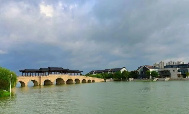 中国最有魅力的两个湖泊,同是5A级免费景点,一个自然一个现代【2020热门旅游景点】