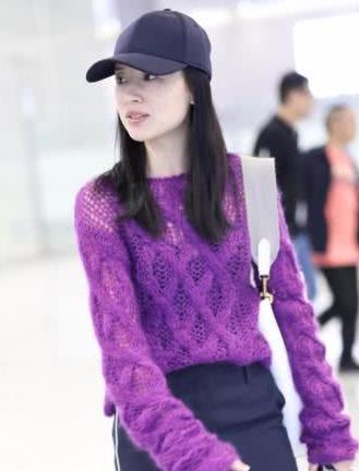 董洁玩小心机，紫色毛衣都是“洞”，黑色内搭全露了