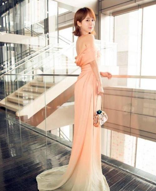 杨紫分手后暴瘦，看她这穿搭就知道，网友：张一山快来保护小猴子