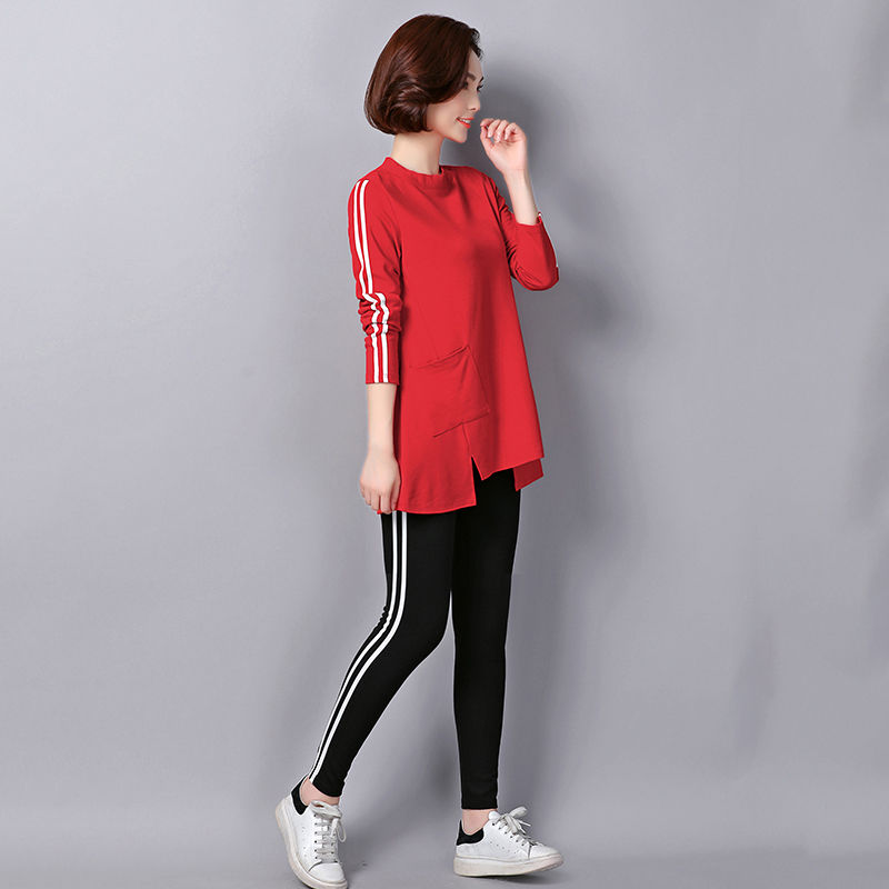 气质小姐姐穿薄款紧身裤，直筒穿没区别，男人见了更喜欢