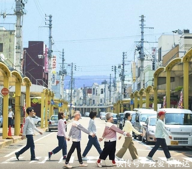  条纹格■日本这一对老年夫妇的“时尚穿搭”素雅简约，穿出精致