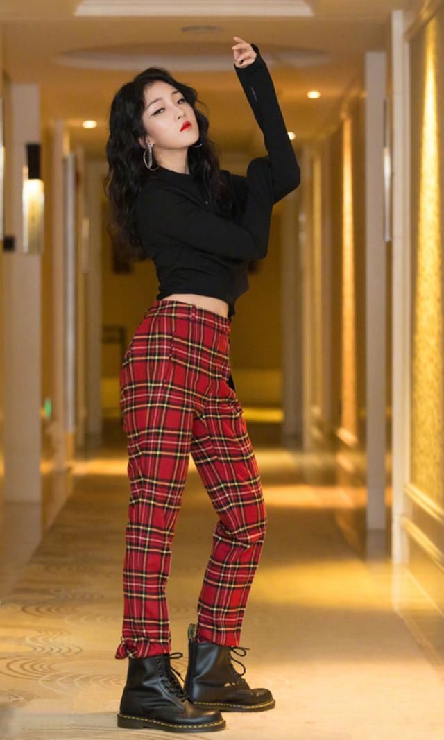 火箭少女红黑配参加跑男，孟美岐吴宣仪炫腹，美云奥娟却入了秋