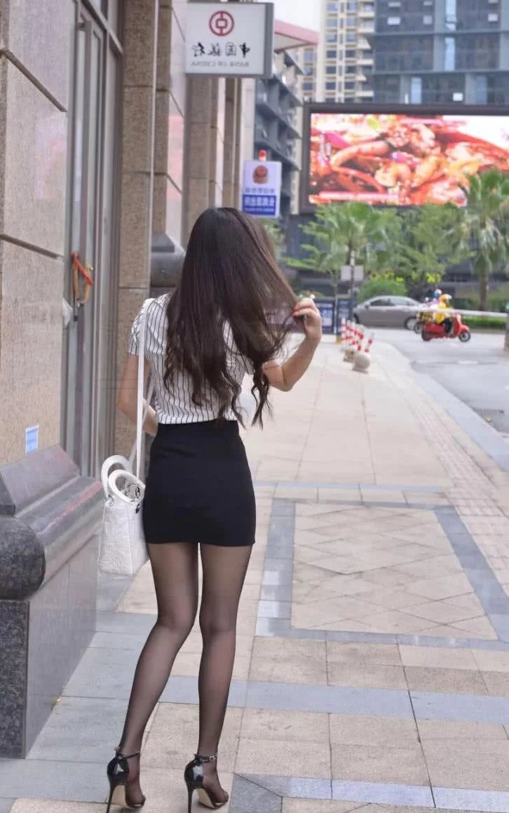 清纯御姐黑丝长腿惹人爱，诱惑力就更加明显了