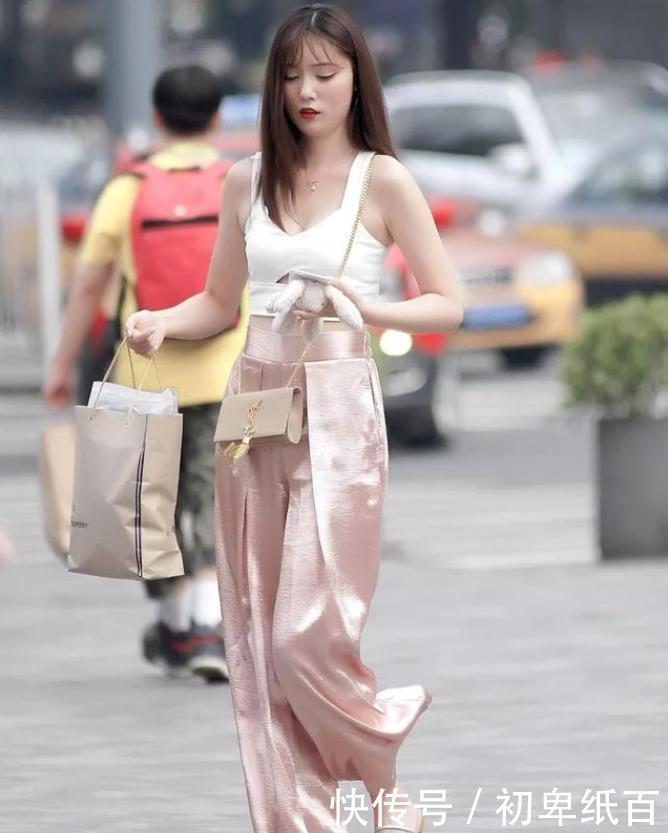 『美女』美女街拍:小姐姐穿上打底裤,身材曼妙,时尚又亮眼!