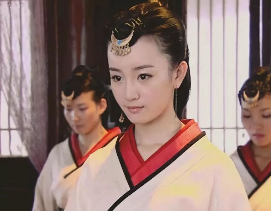 mc单色照片,剧中惊艳的打酱油美人,蒋勤勤过目不忘,而她虽美却被削掉