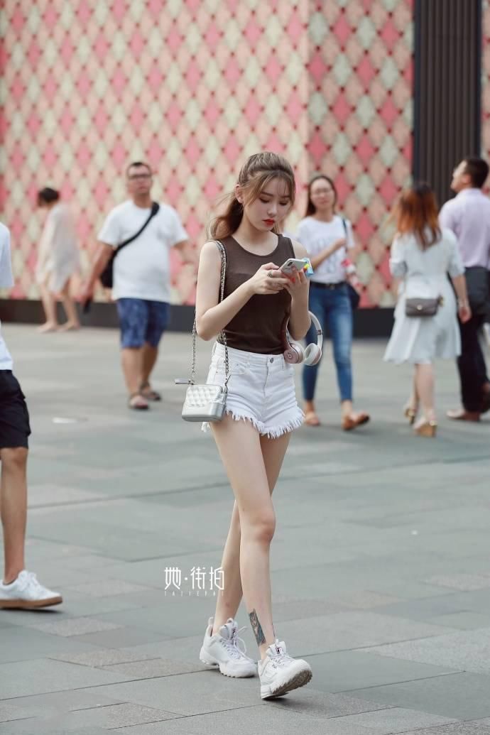 成都街拍丨时尚的lady都喜欢仙女裙，迎面走来都有种仙气