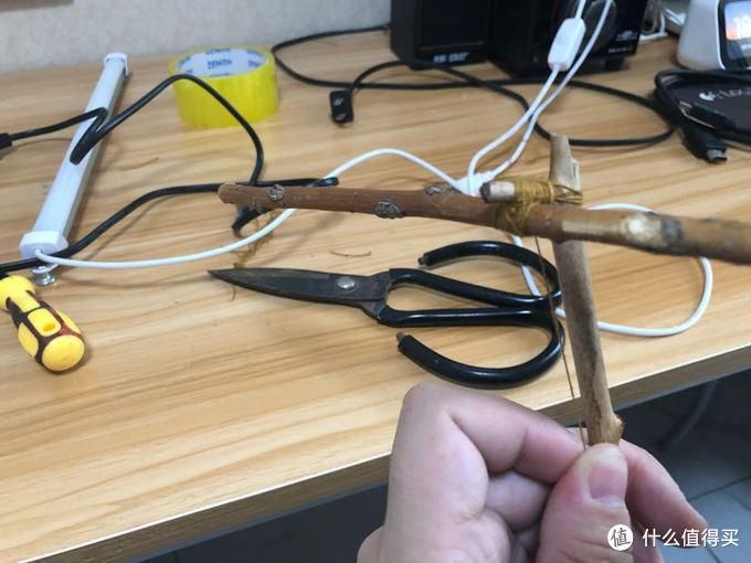  「便宜」最便宜而且家里都有的东西做一个屏幕挂灯。教程简单粗暴。