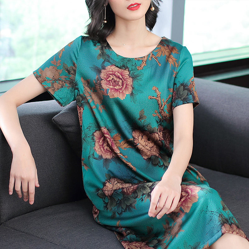 蚕丝裙,穿起来惊艳四方,彰显出妖娆的魅力身材,女人之首选