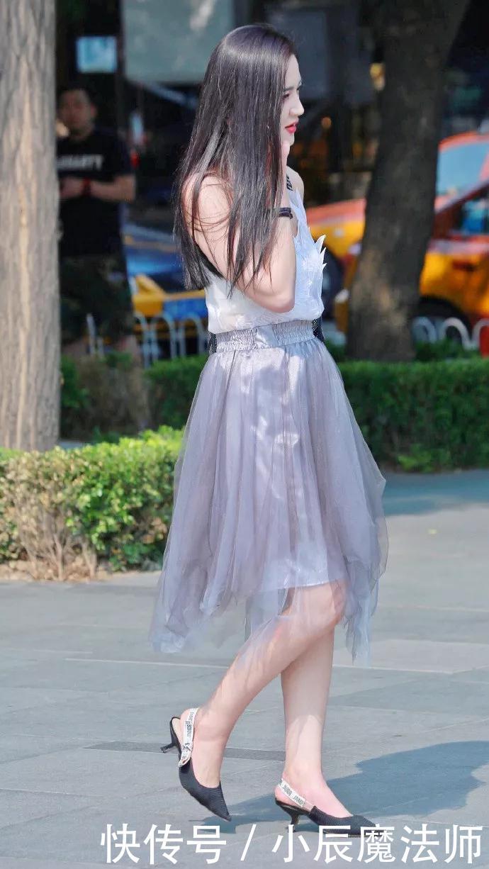  穿着：美女标准的职业装打扮，精致感十足，展现出时尚的魅力来