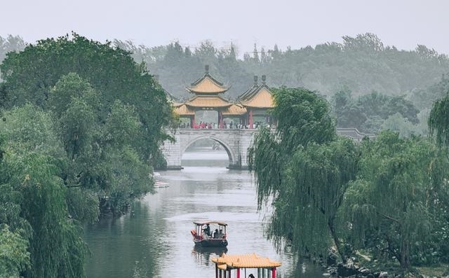 江苏最迷人的湖泊，因诗词出名，与西湖齐名，名曰瘦西湖