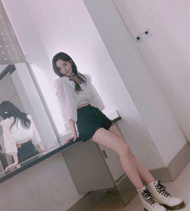 鞠婧祎为显腿长真拼,穿衬衫玩下衣消失,159穿出170既视感引注目