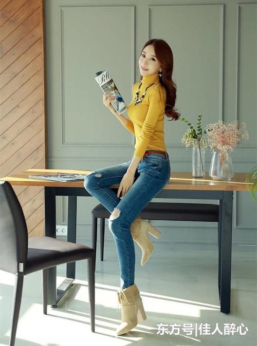 好想办公室有这样的紧身牛仔裤美女，清新淡雅不失成熟稳重！