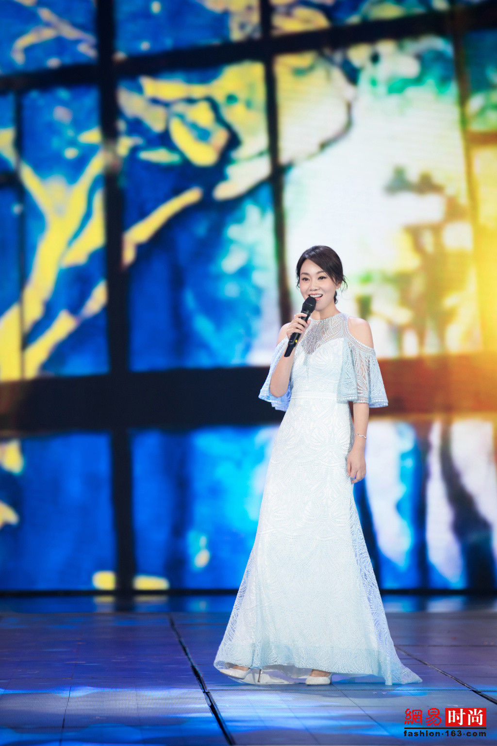 47岁闫妮像吃了防腐剂 穿露肩长裙美成仙女