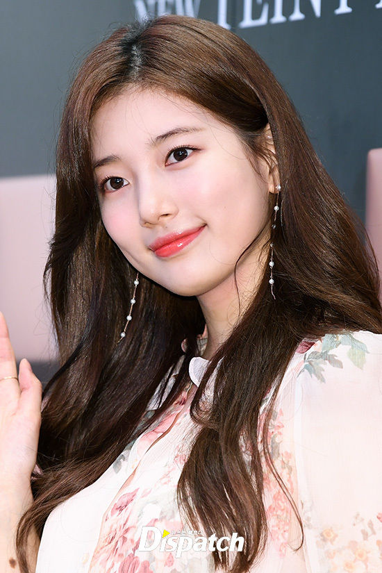 小仙女!秀智穿粉色印花裙出席活动，气质柔美清纯动人