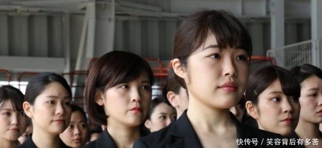  招待：乘坐日本头等舱，空姐是怎样招待乘客的？