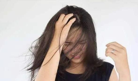  让我们■早上洗头和晚上洗头，哪个更能养头皮？我们要多久洗一次头才好？