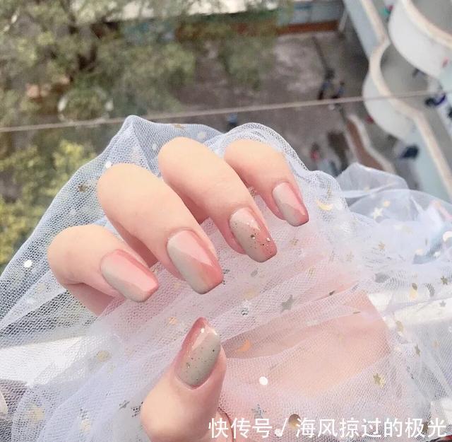  会给人一@看惯了纯色美甲，不妨试试渐变美甲款式，星空浪漫之感扑面而来