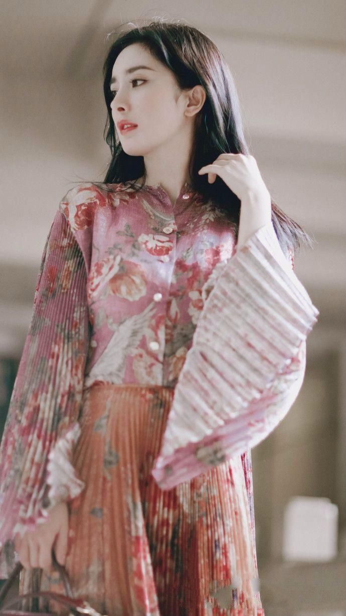 杨幂的鞋子是用渔网做的吗?看起来好特别，真想有一双!