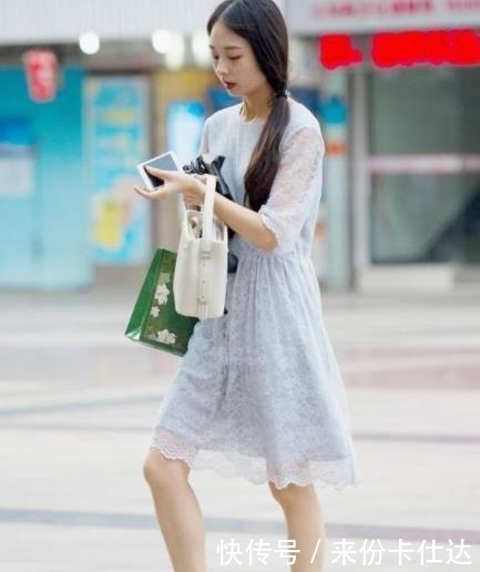  气质■街拍：温柔之至的美女，穿浅蓝色连衣裙，气质温婉动人