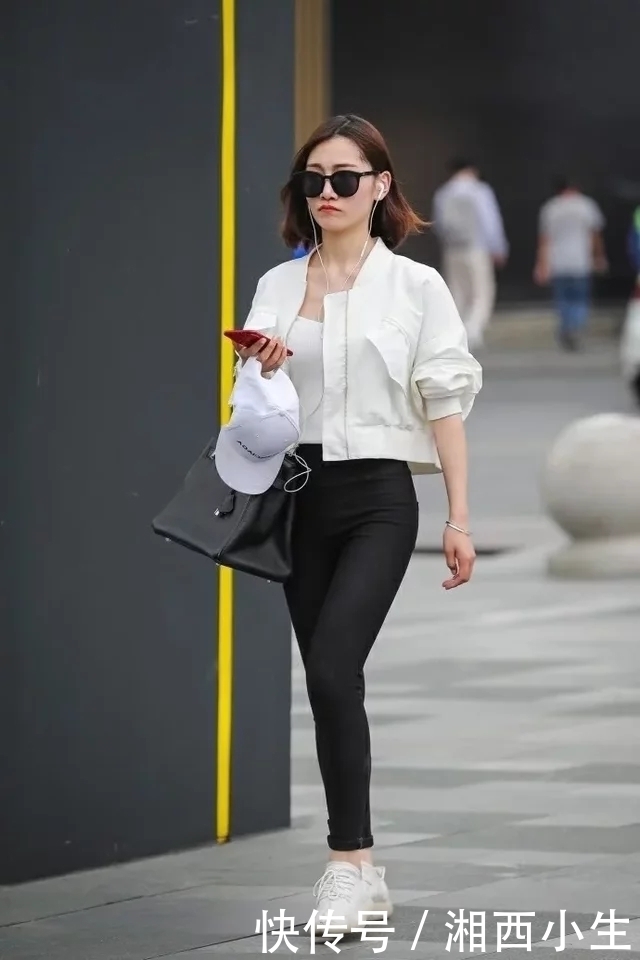 街拍：面容秀气的短发美女，紧身裤搭配宽松时尚上衣，戴着墨镜很