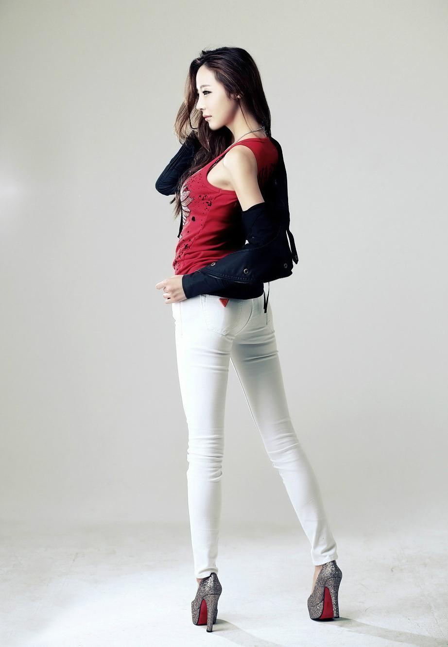 紧身打底裤美女,身材高挑性感,彰显迷人女人味!