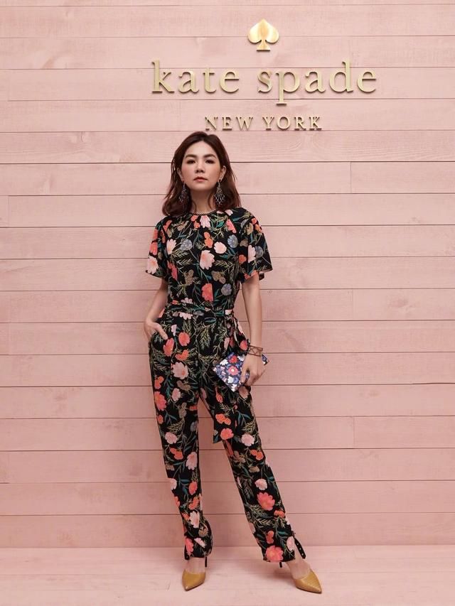 陈嘉桦穿连体阔腿裤，脚踩12cm细针跟都还拖地，真担心会绊倒自己