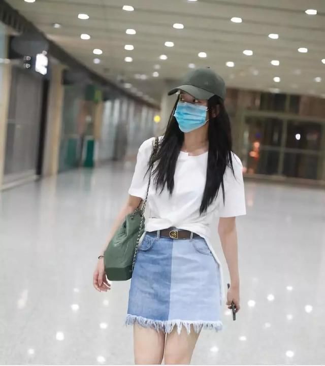 张雪迎有点恶趣味了，穿着“口袋裤”就出门，化妆品都藏裤兜了？