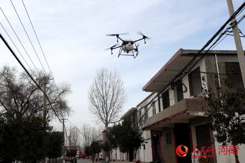  【定高度向下喷洒消毒】河南焦作：无人机当上“消毒员”