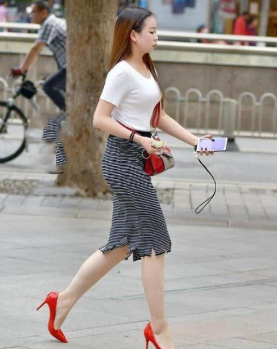 #精致#街拍:身穿红裙美女,身材小巧精致,长相清秀又美丽