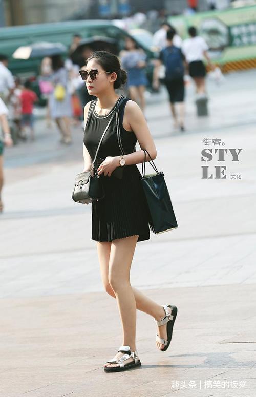 路人街拍:小姐姐把上衣塞进短裤的穿搭更显高瘦,丝袜性感