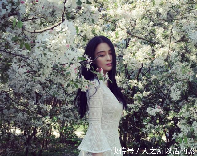 张馨予真敢穿，裙子短到坐下都尽显尴尬，网友还不是为了秀腿！