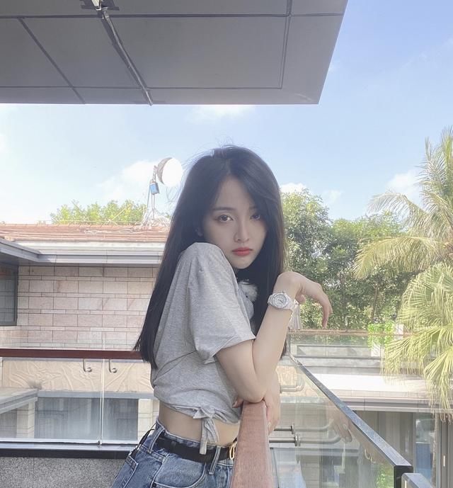  [粉色]吴宣仪真是太会穿了,粉色外套+白色短裤清新脱俗,少女感爆棚