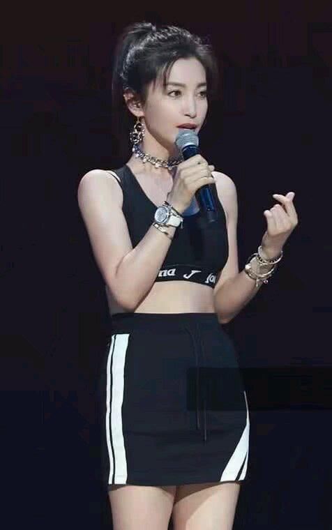 李冰冰身穿运动吊带短裙，尽显青春年轻风，可膝盖是怎么了？